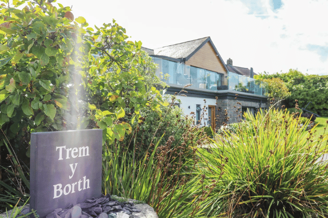 Trem y Borth name sign